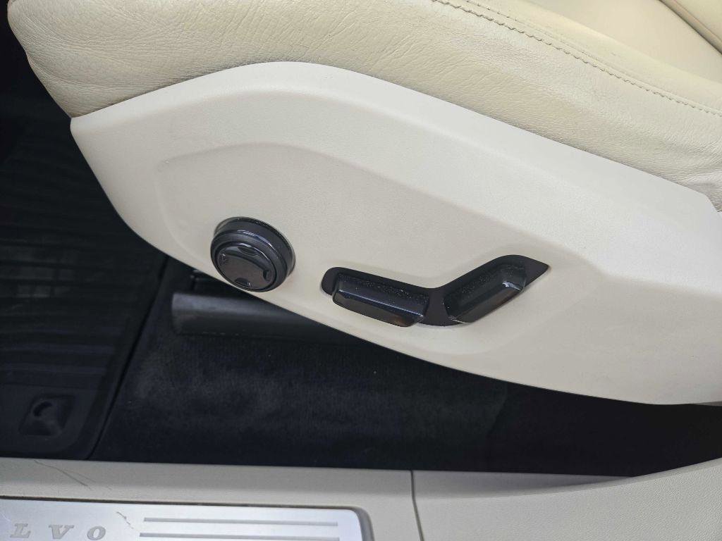 Used 2018 Volvo XC90 T6 Momentum w/ Convenience Package image 16