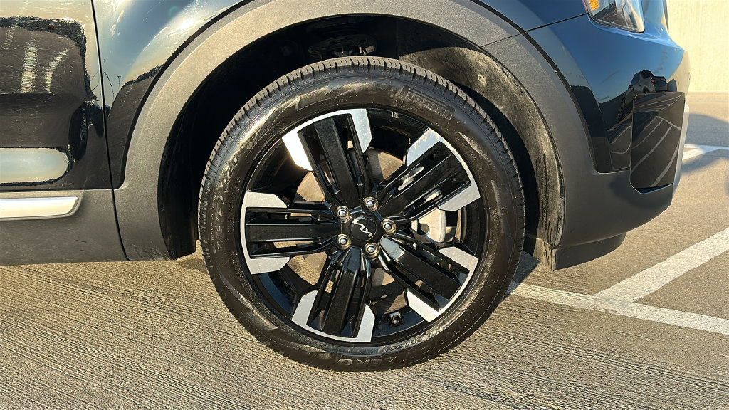 Used 2025 Kia Telluride SX w/ SX Captain's Chair Package FWD image 16