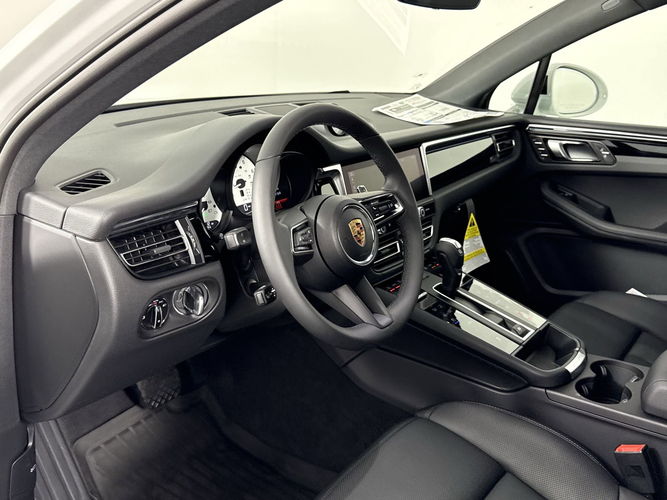 New 2025 Porsche Macan image 4