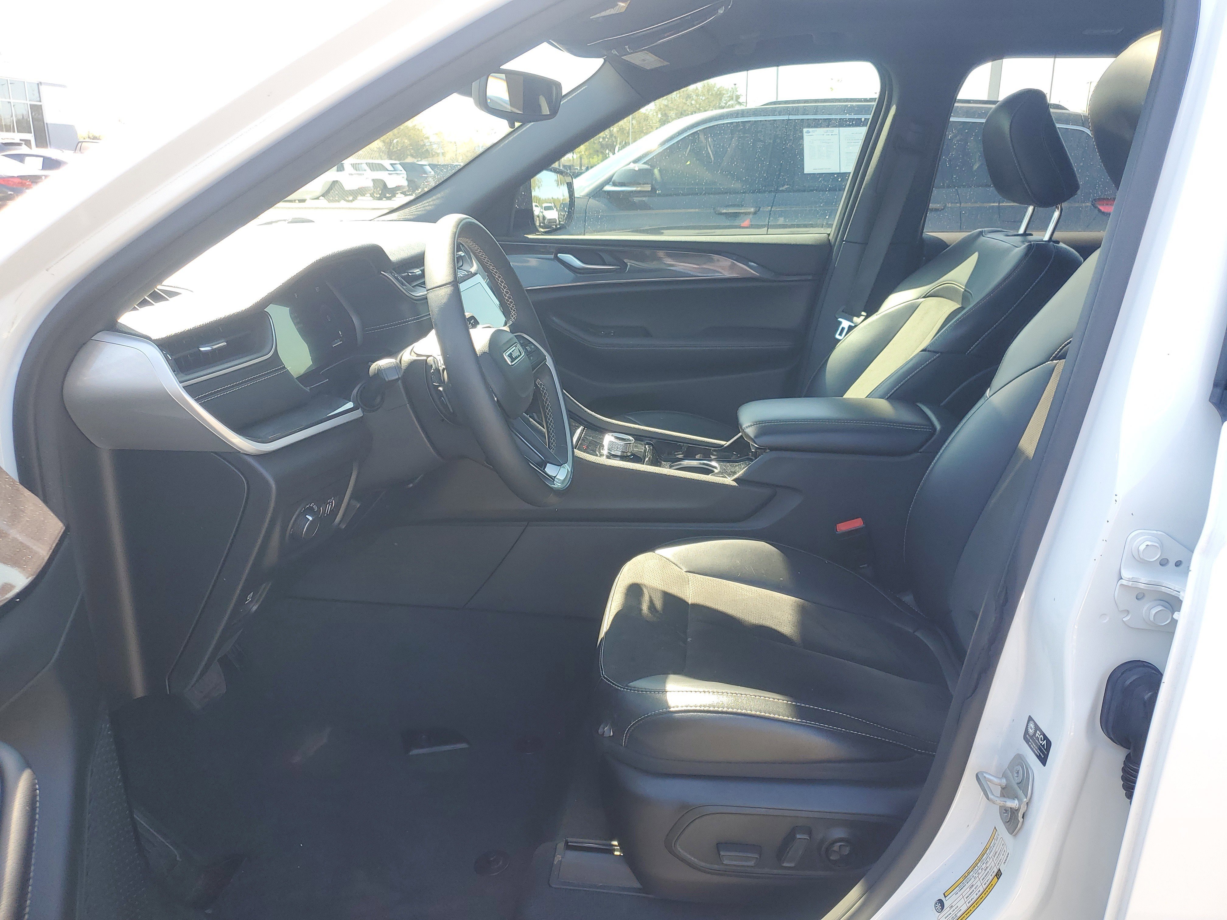 Used 2023 Jeep Grand Cherokee Altitude image 9