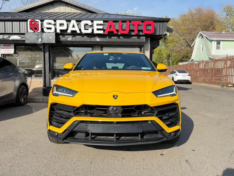 Used 2019 Lamborghini Urus AWD/4WD image 2