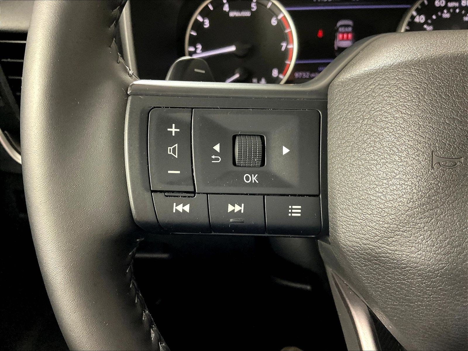 Used 2025 Nissan Rogue SV w/ SV Premium Package FWD image 11
