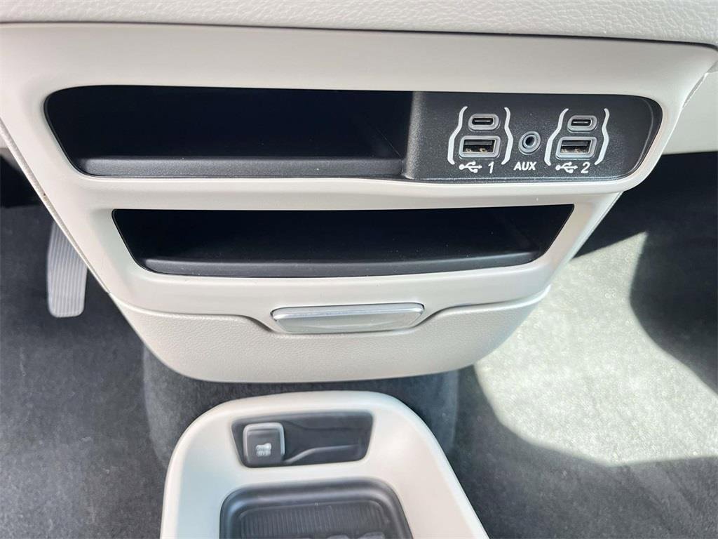 Used 2024 Chrysler Pacifica Touring-L image 20