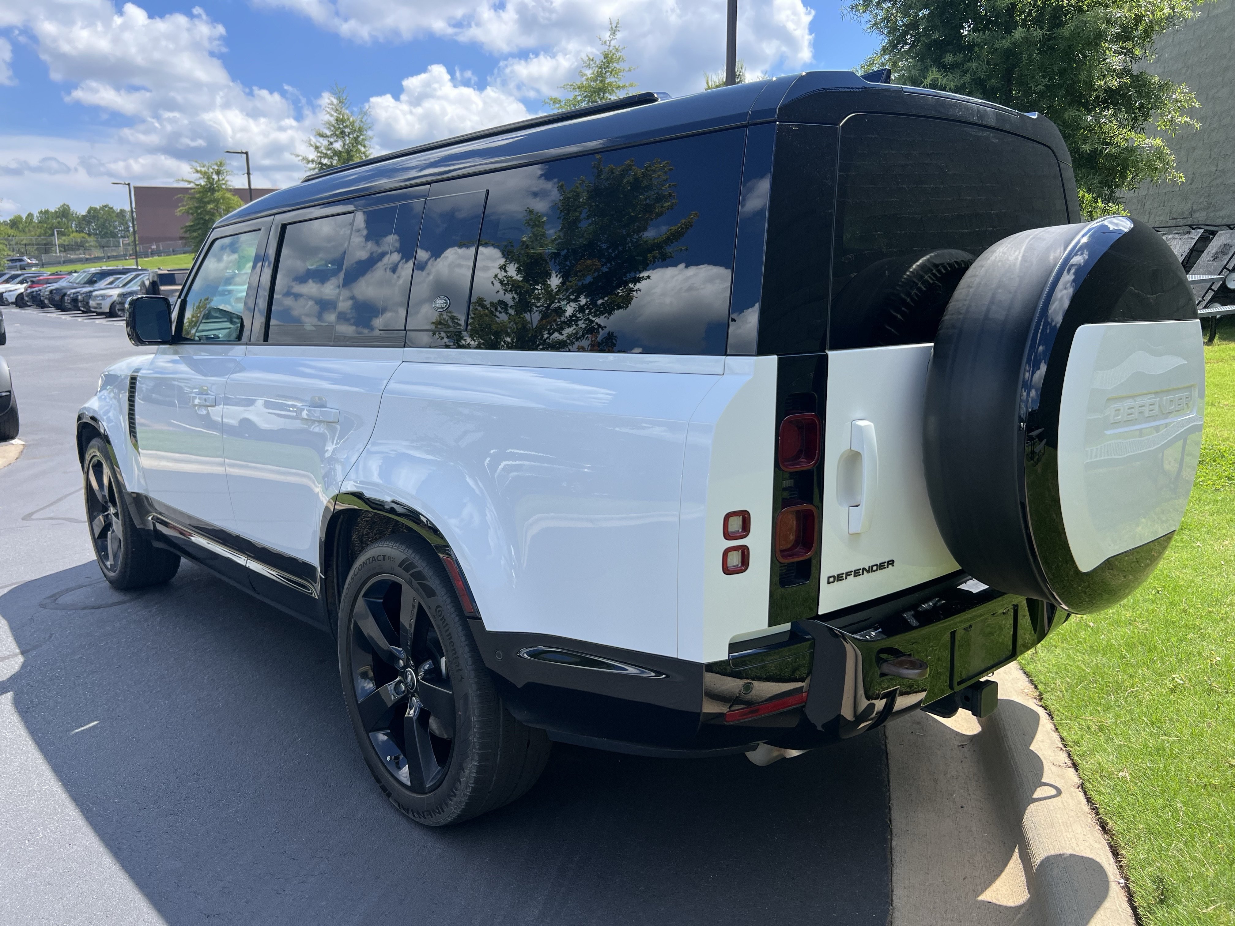Certified 2024 Land Rover Defender 130 X-Dynamic SE AWD/4WD image 5