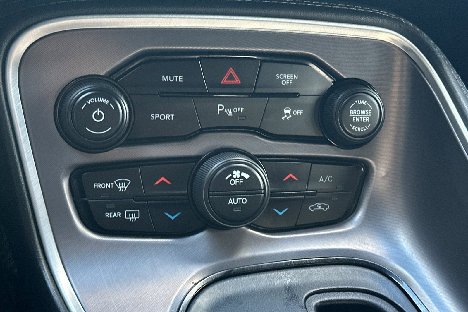 Used 2020 Dodge Challenger SXT w/ Driver Convenience Group RWD image 18