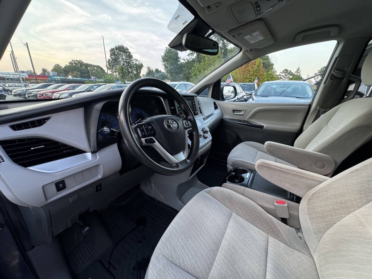 Used 2020 Toyota Sienna LE w/ LE Preferred Package FWD image 9