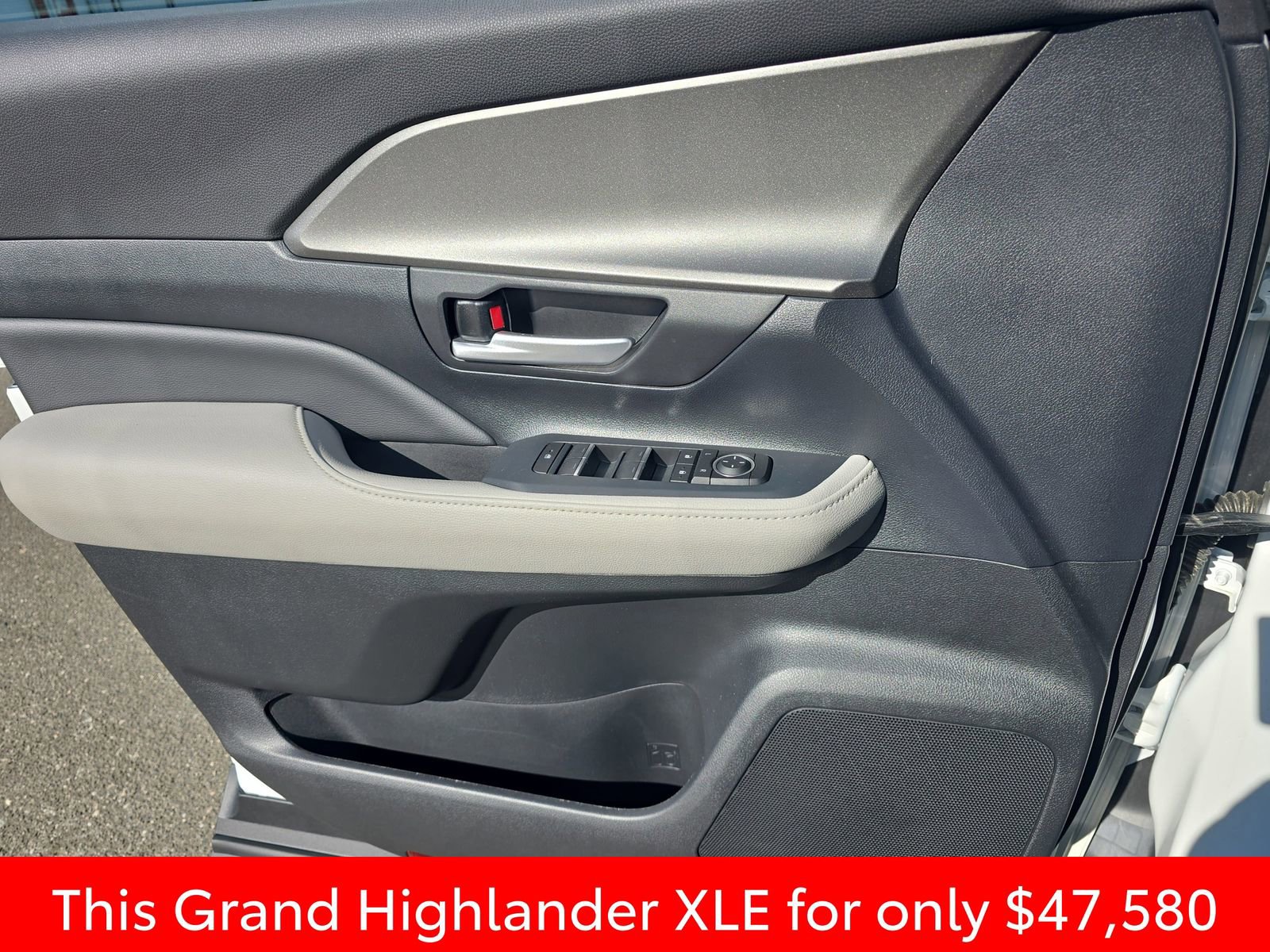 Used 2025 Toyota Grand Highlander AWD image 37