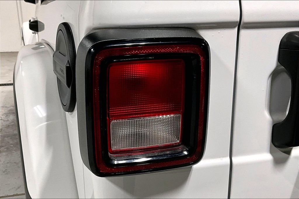 Used 2022 Jeep Wrangler Unlimited Sahara w/ Cold Weather Group image 39