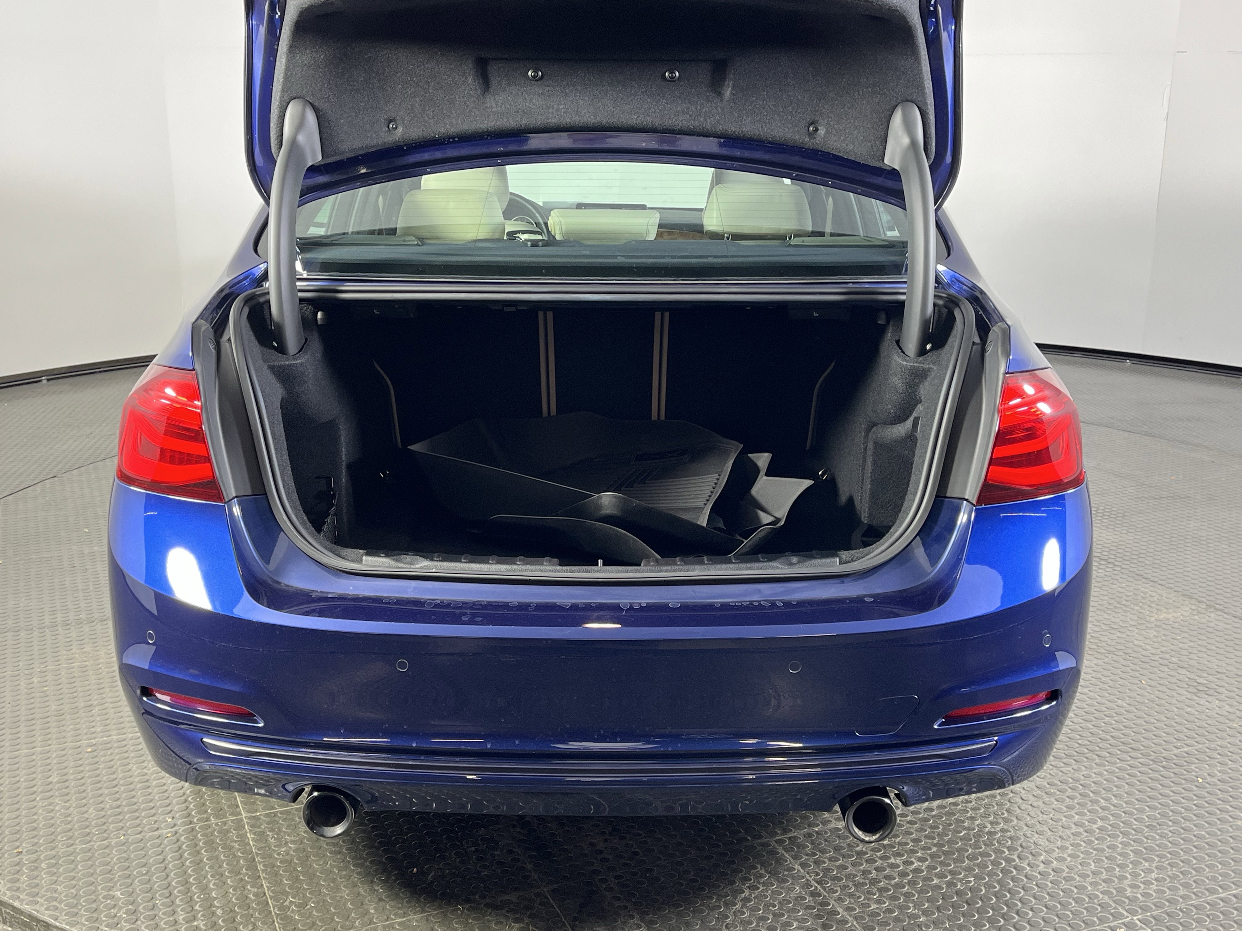 Used 2018 BMW 340i xDrive Sedan w/ Premium Package image 8