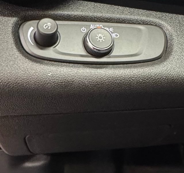 Used 2024 Chevrolet Trax LT w/ LT Convenience Package FWD image 23