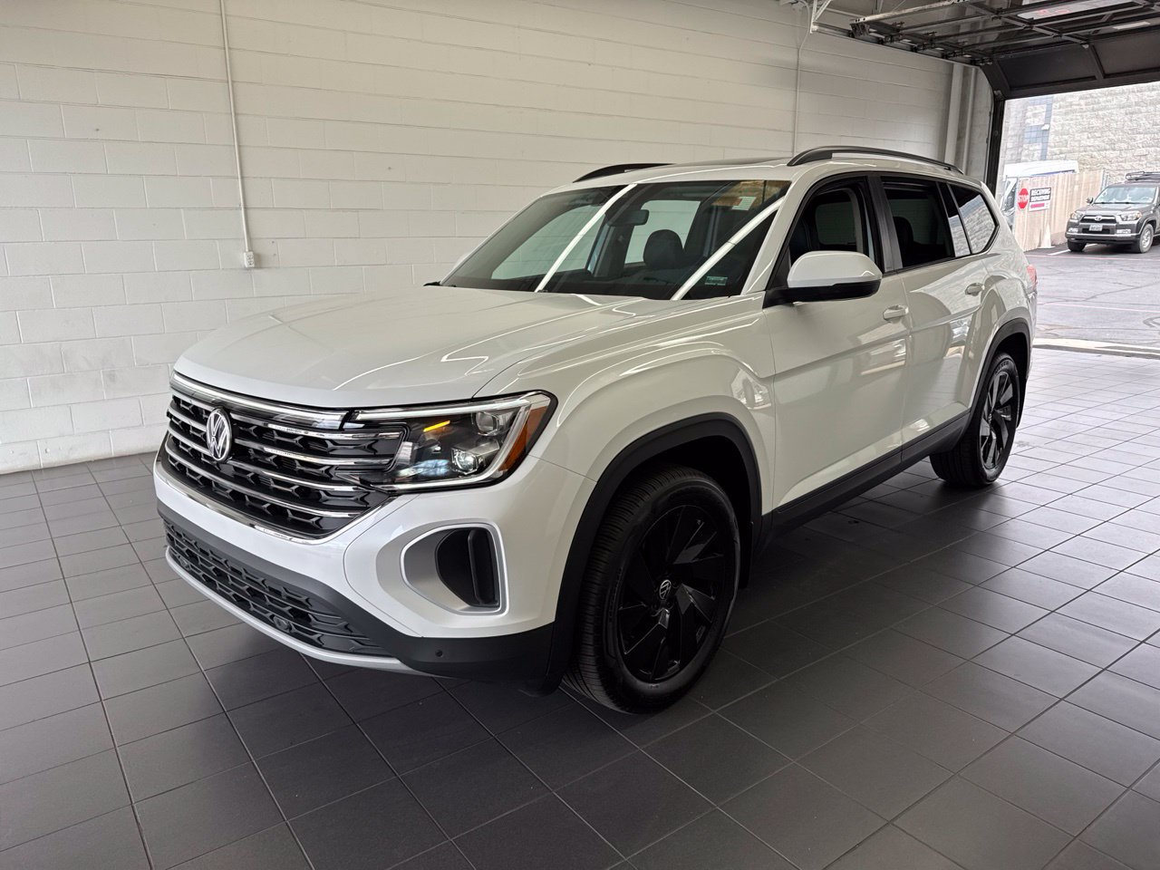 Used 2026 Volkswagen Atlas SE FWD image 4