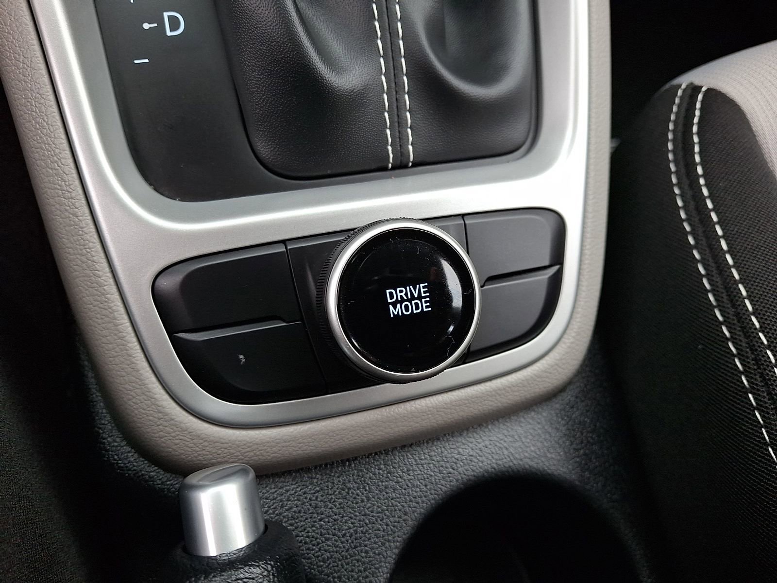 Used 2025 Hyundai Venue SEL image 25