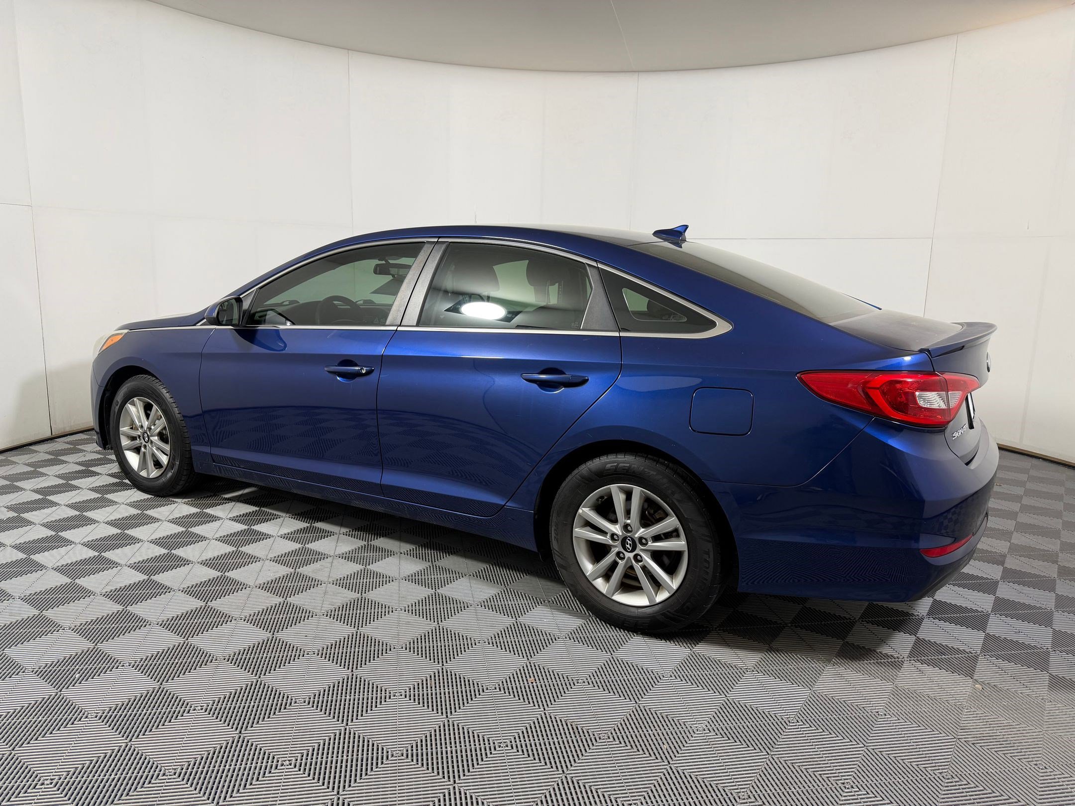 Used 2017 Hyundai Sonata SE FWD image 2