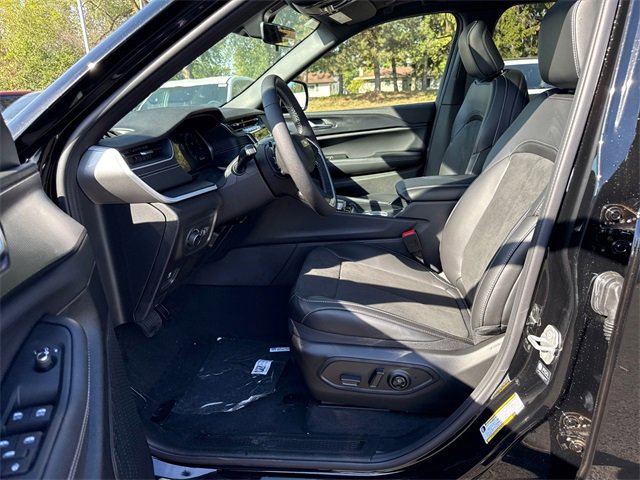 New 2025 Jeep Grand Cherokee Altitude image 2