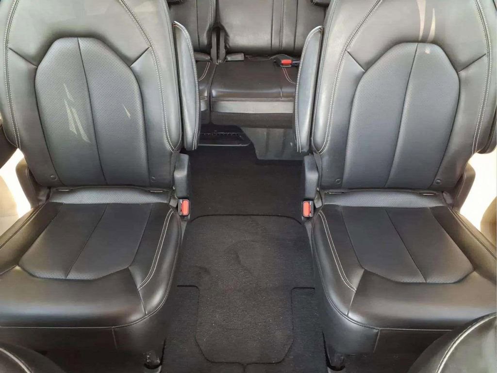 Used 2023 Chrysler Pacifica Touring-L image 16