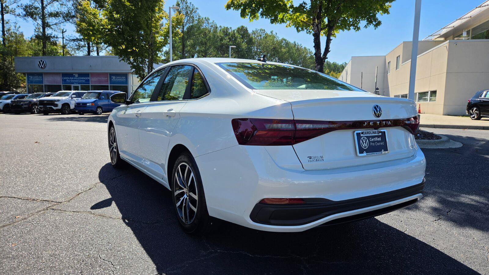 Certified 2025 Volkswagen Jetta SE w/ Sunroof Package FWD image 3
