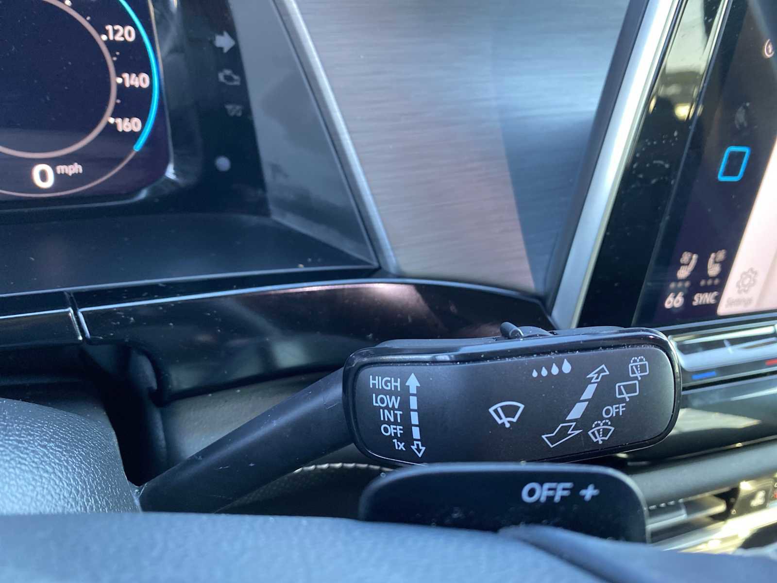 Used 2024 Volkswagen Atlas Cross Sport SE image 22