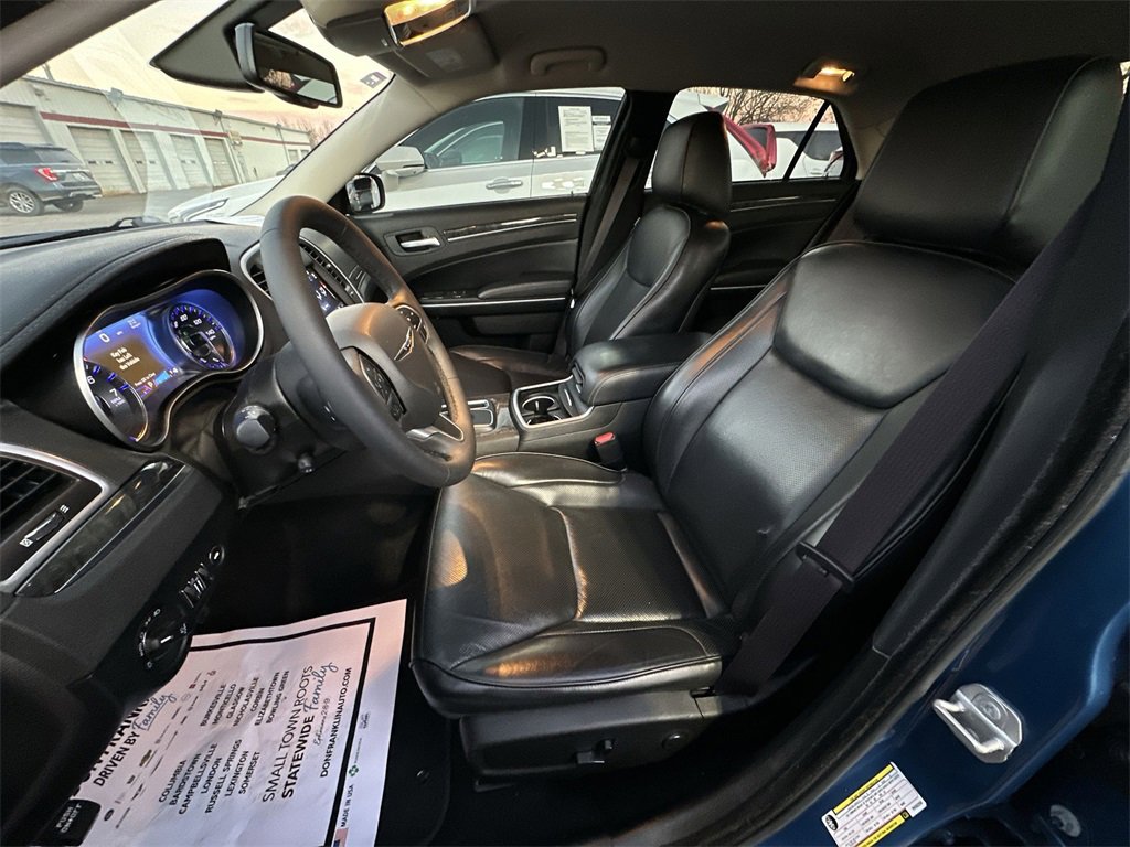 Used 2023 Chrysler 300 Touring L w/ Comfort Group image 11