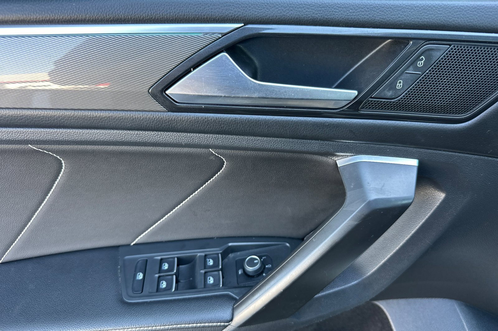 Used 2022 Volkswagen Tiguan SE R-Line image 10