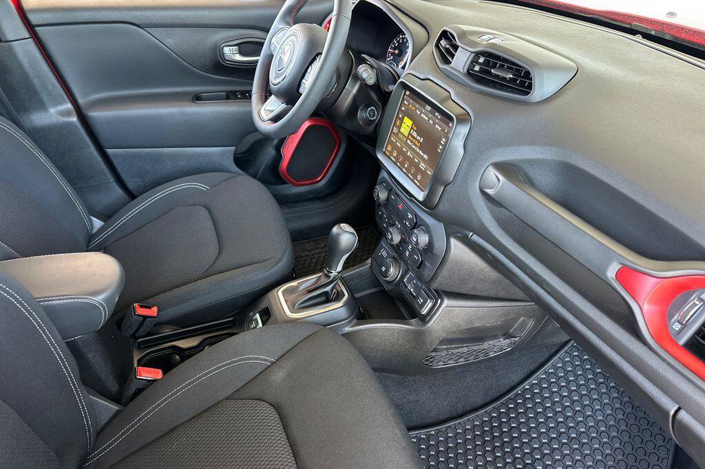 Used 2023 Jeep Renegade Latitude w/ Sun/Sound Group AWD/4WD image 16