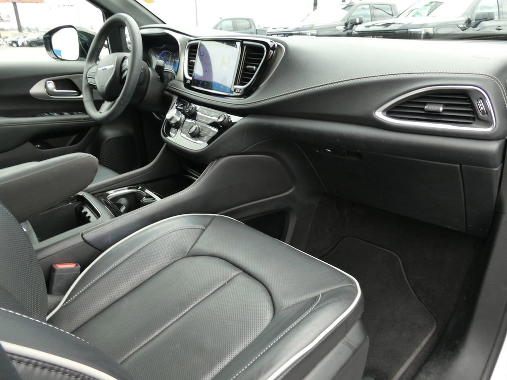 Used 2024 Chrysler Pacifica Premium image 14