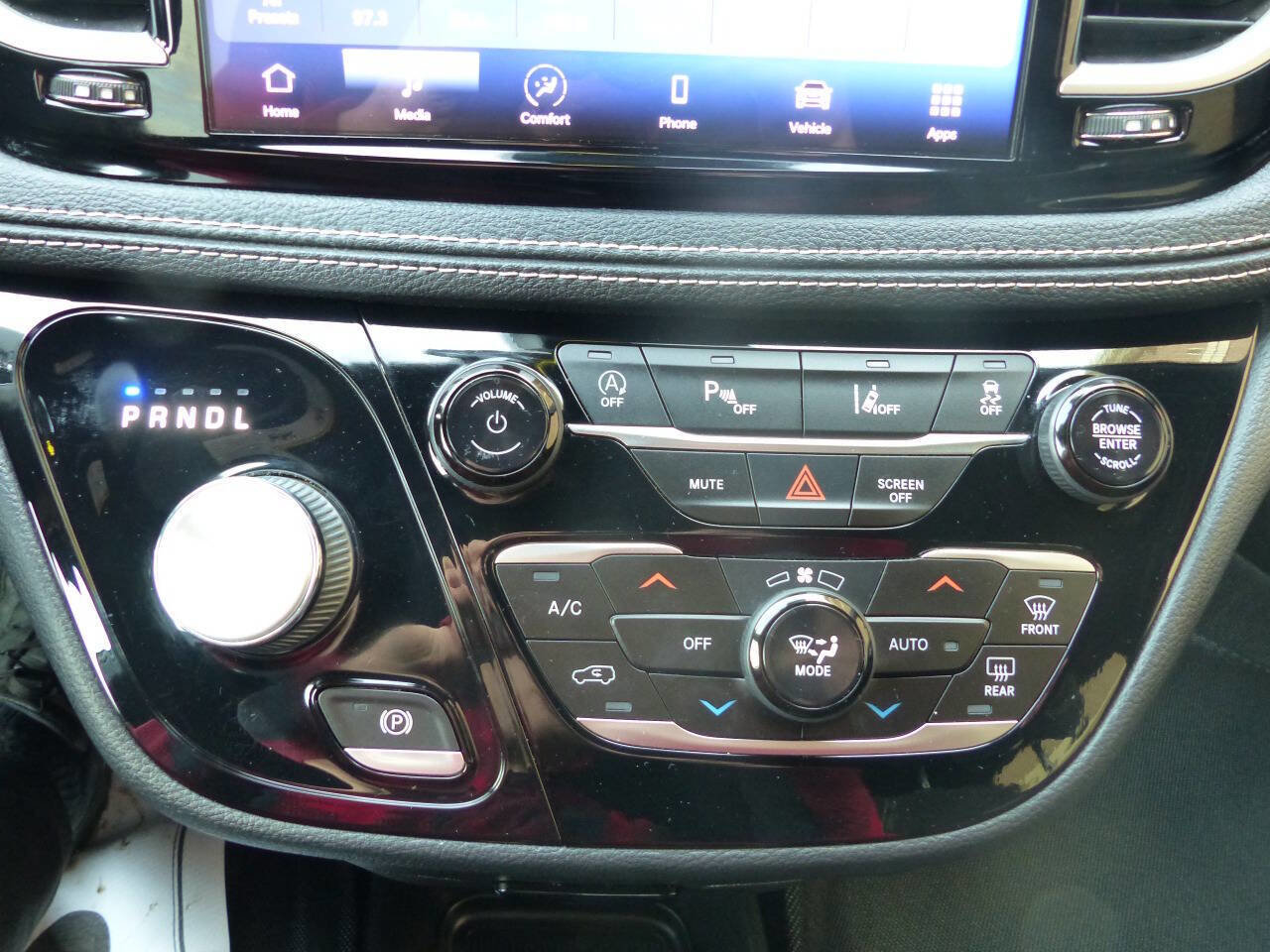 Used 2021 Chrysler Pacifica Touring w/ Uconnect Theater Family Group image 30