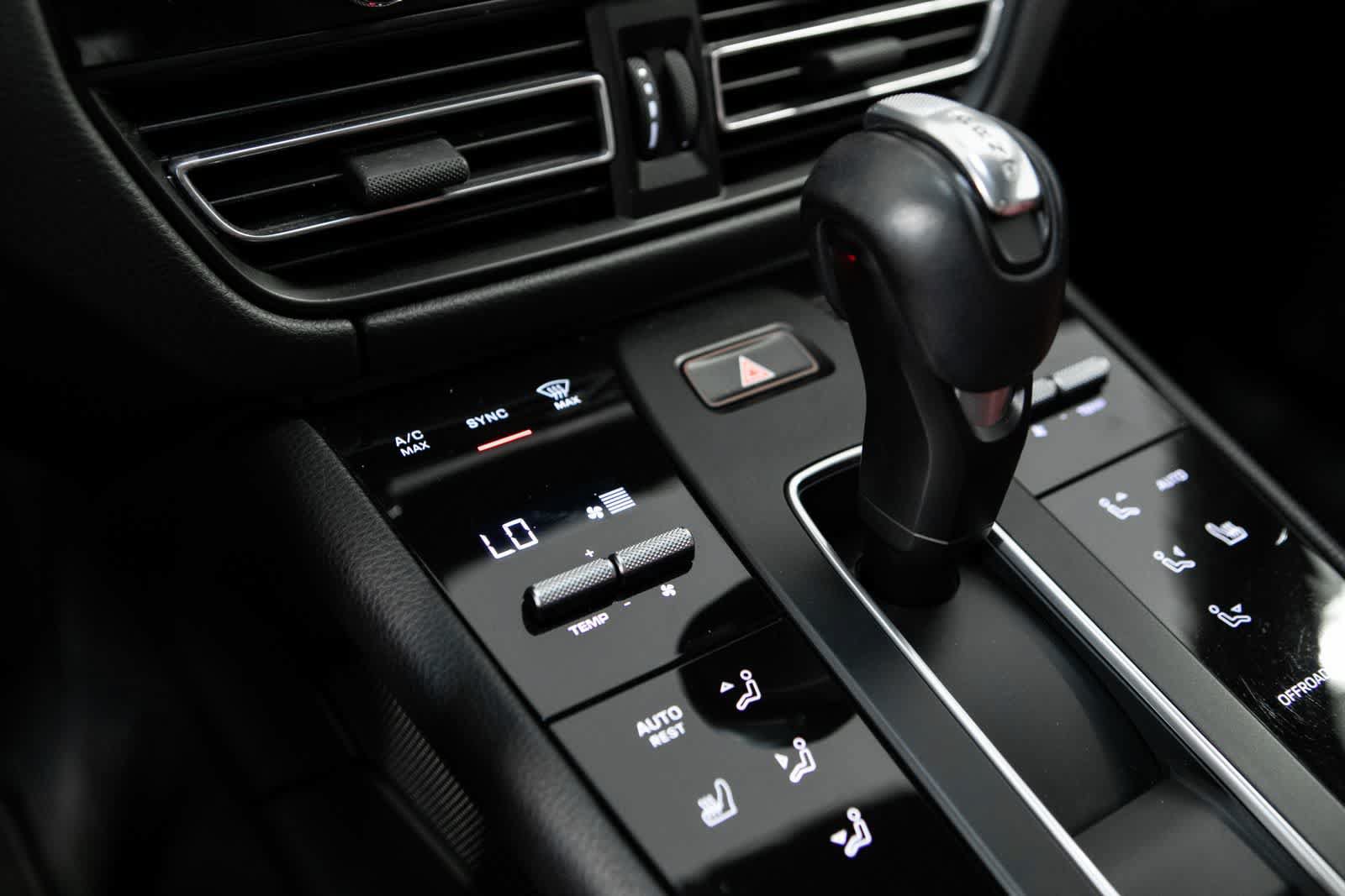 Certified 2022 Porsche Macan AWD/4WD image 24