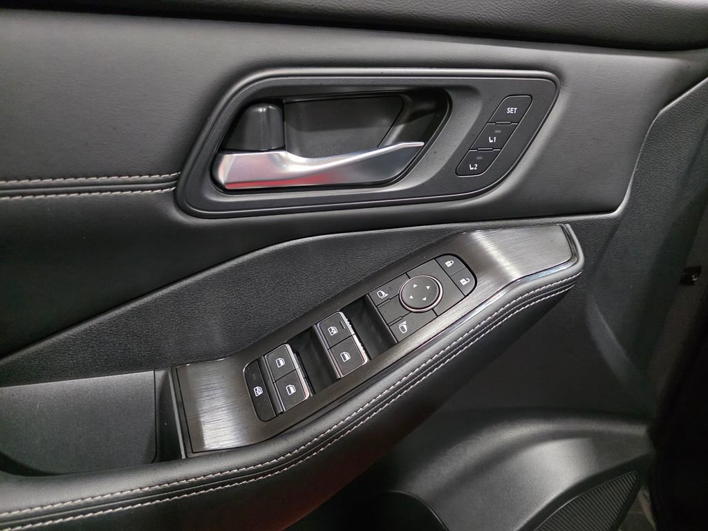 Used 2025 Nissan Rogue SL w/ SL Premium Package image 12