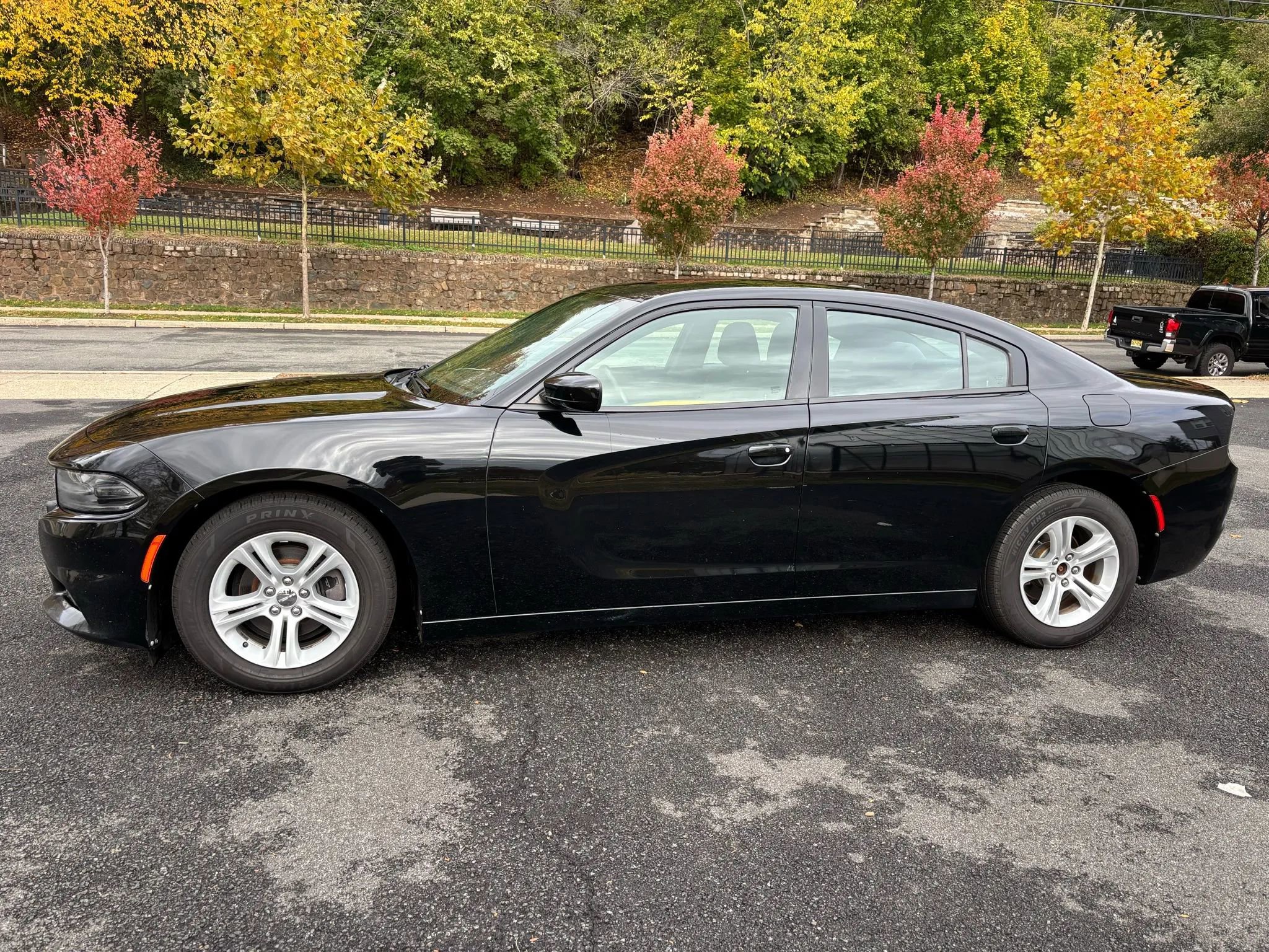 Used 2017 Dodge Charger SE w/ Popular Equipment Group image 3