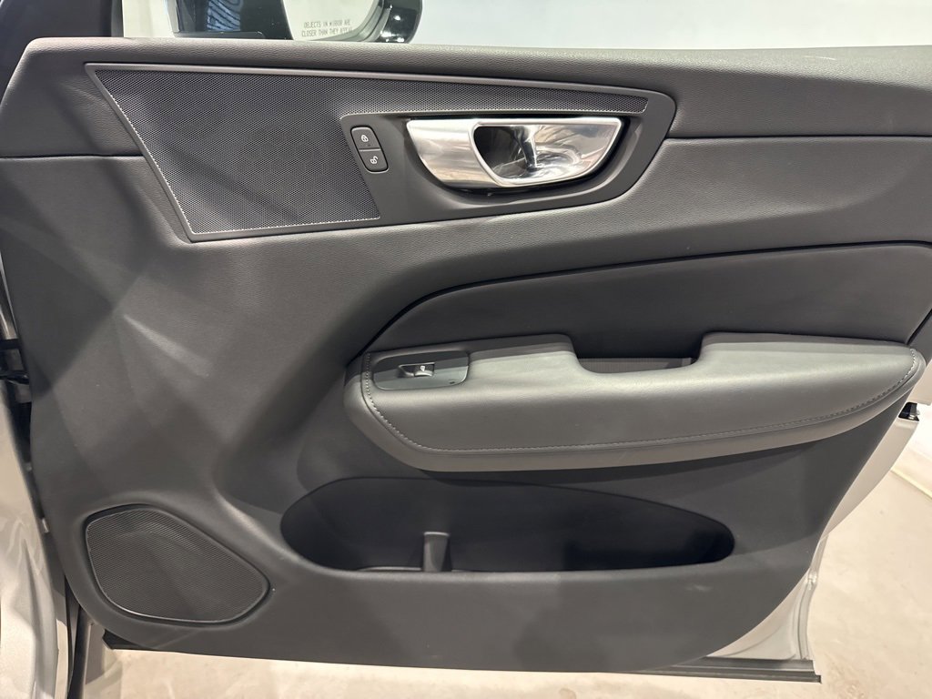 Used 2025 Volvo XC60 B5 Plus image 37
