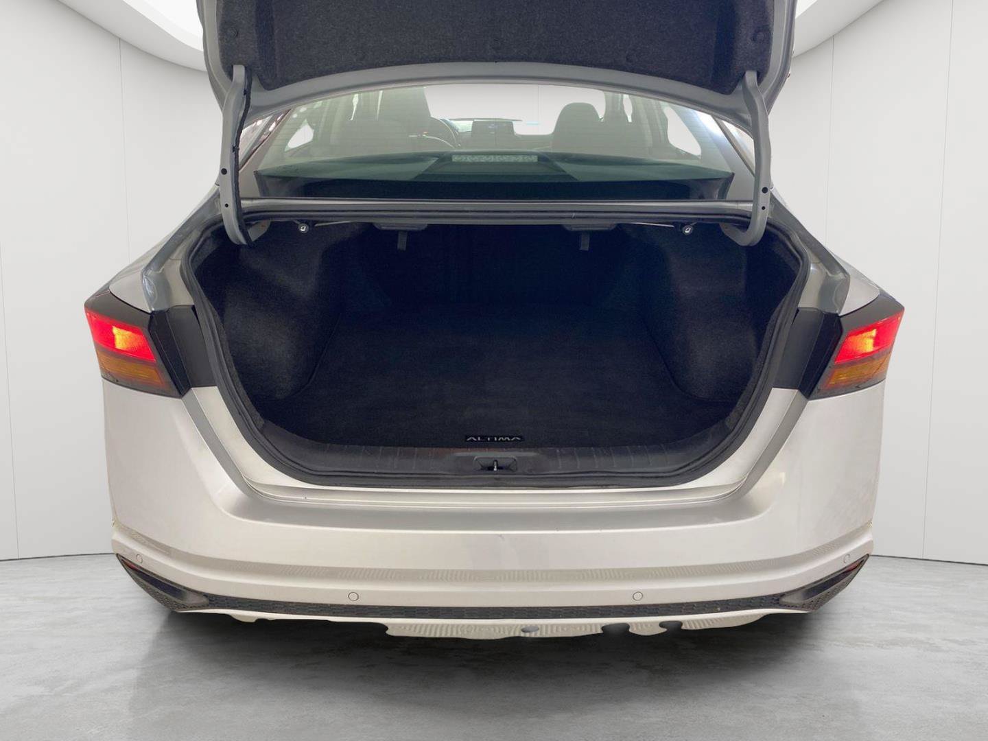 Used 2024 Nissan Altima 2.5 SV FWD image 16