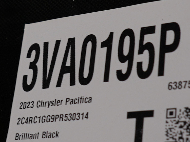 Used 2023 Chrysler Pacifica Limited FWD image 33