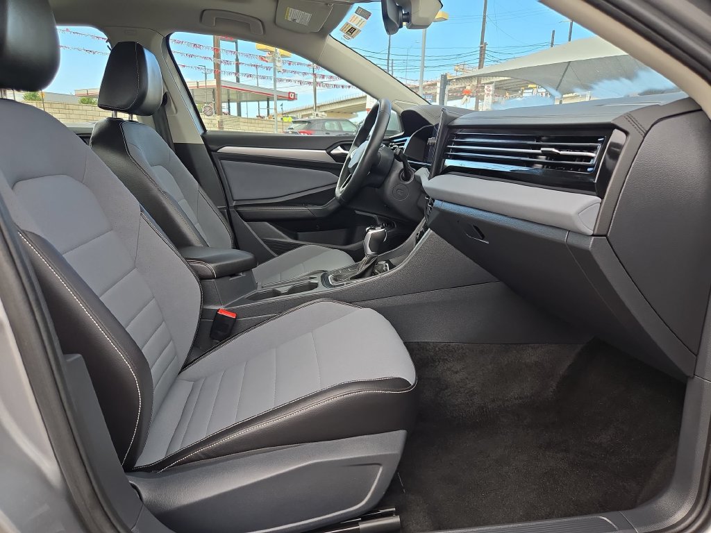 Used 2026 Volkswagen Jetta SE FWD image 32