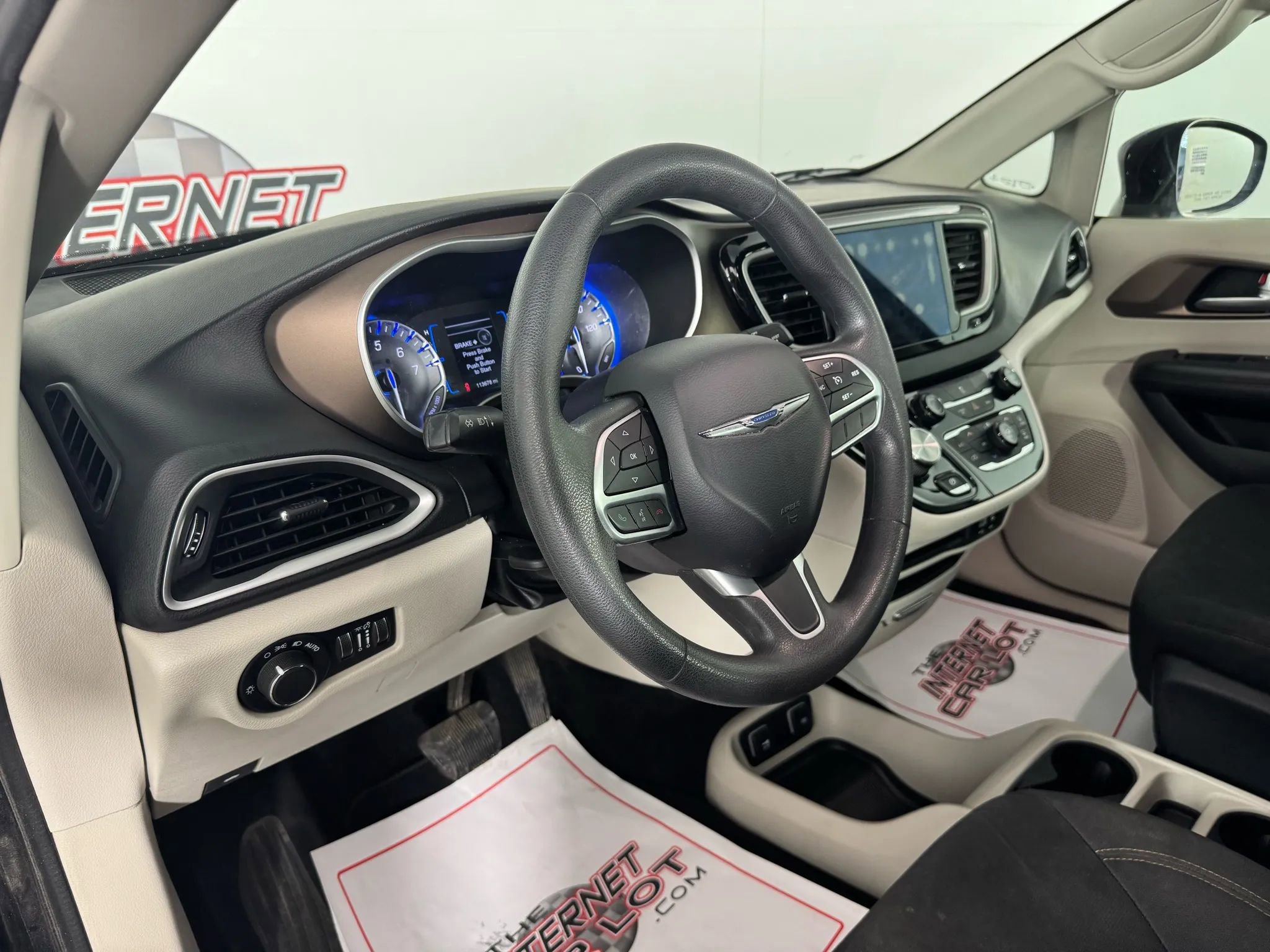 Used 2017 Chrysler Pacifica Touring w/ Tire & Wheel Group image 10