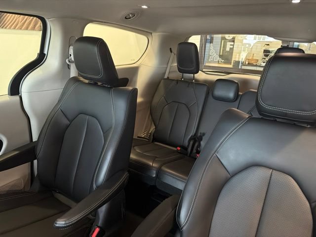 Used 2023 Chrysler Pacifica Touring-L FWD image 16