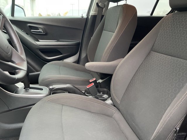 Used 2022 Chevrolet Trax LS w/ Tint and Cruise Package image 12