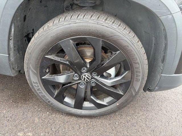 Used 2023 Volkswagen Taos SE w/ Black Wheel Package FWD image 4