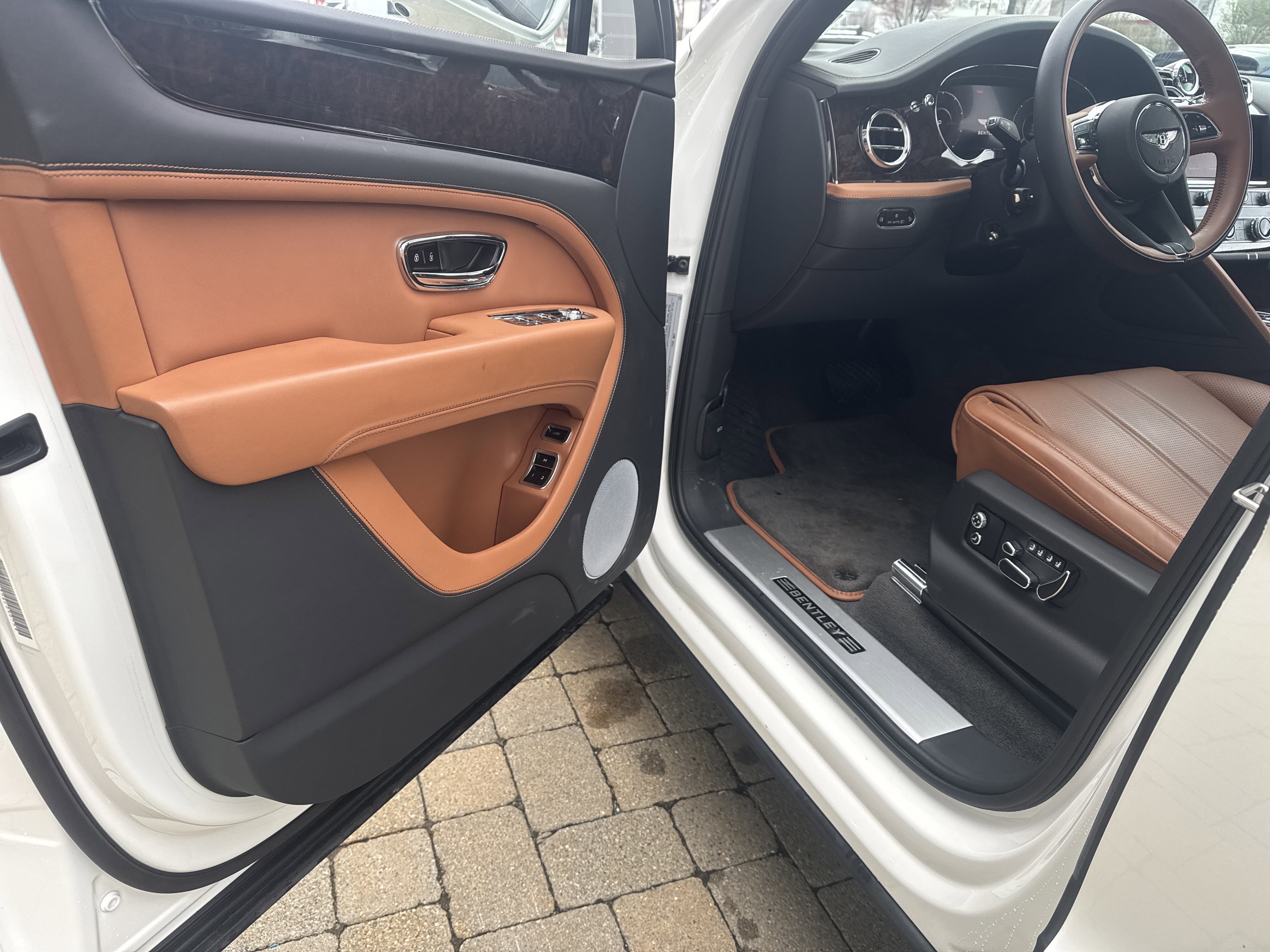 Used 2024 Bentley Bentayga Extended Wheelbase image 12