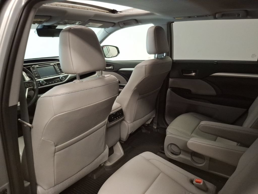 Used 2019 Toyota Highlander XLE AWD/4WD image 14