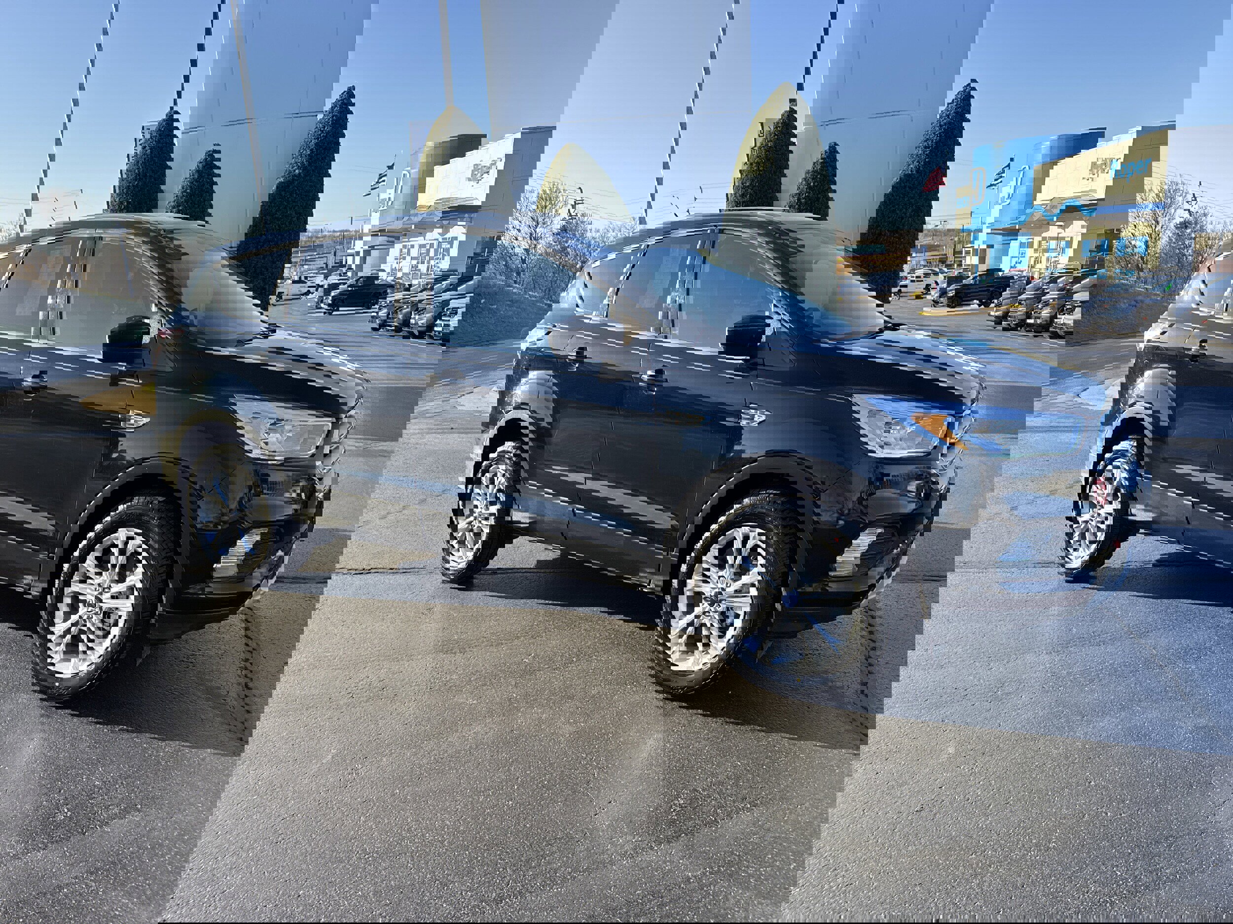 Used 2017 Ford Escape SE image 1