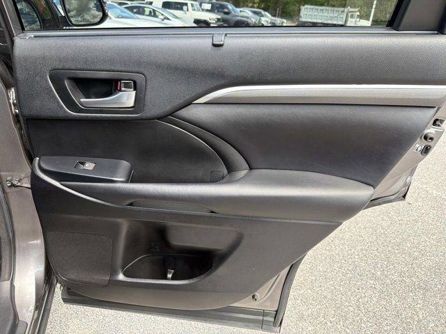 Certified 2018 Toyota Highlander SE FWD image 19