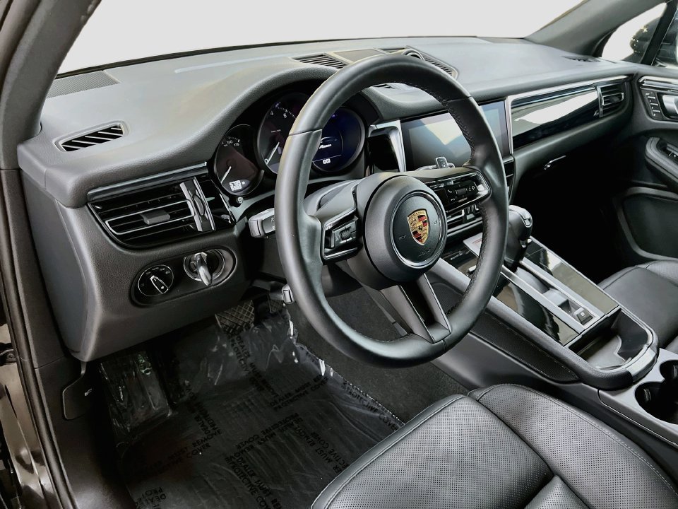 Certified 2026 Porsche Macan AWD/4WD image 4