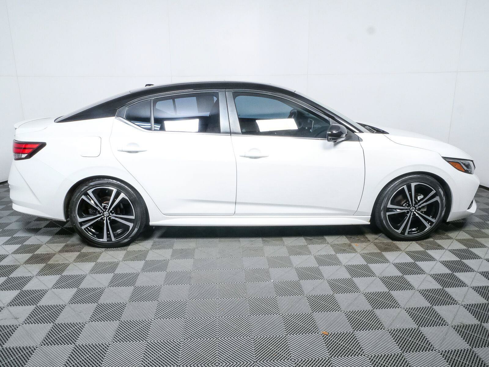 Used 2021 Nissan Sentra SR w/ SR Premium Package FWD image 2