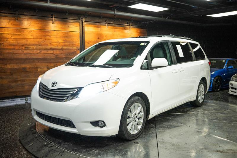 Used 2012 Toyota Sienna XLE image 2