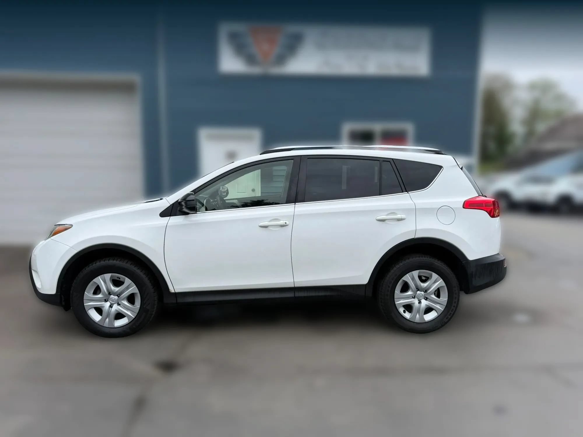 Used 2015 Toyota RAV4 LE AWD/4WD image 3