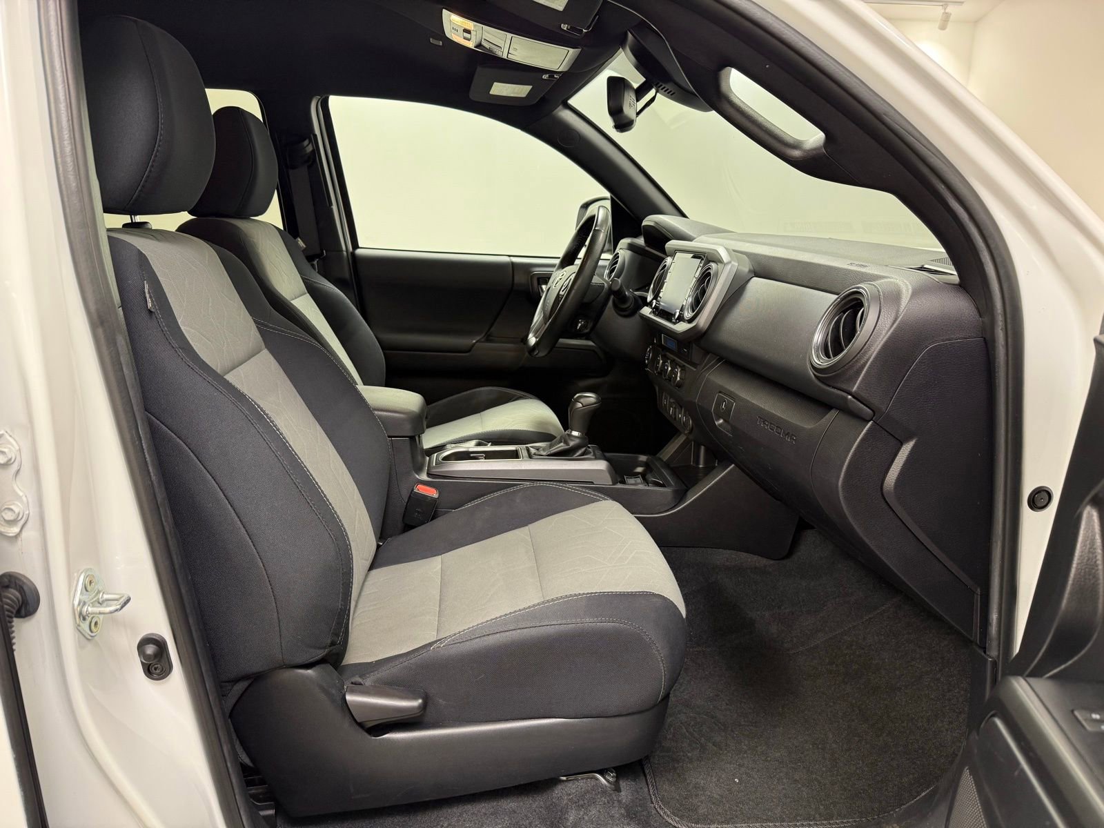 Used 2022 Toyota Tacoma TRD Off-Road image 24