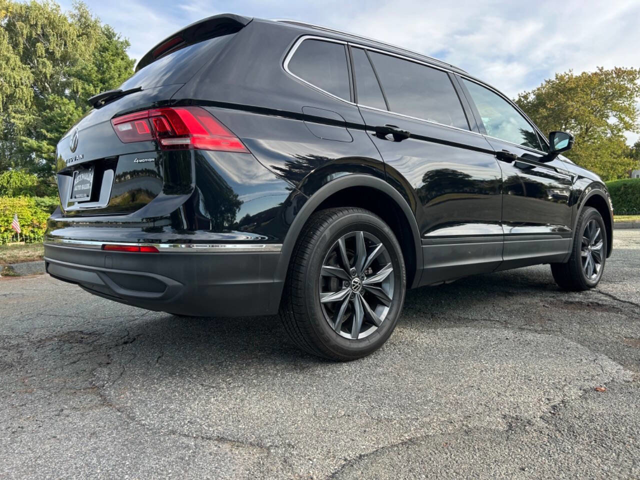 Used 2022 Volkswagen Tiguan SE image 32