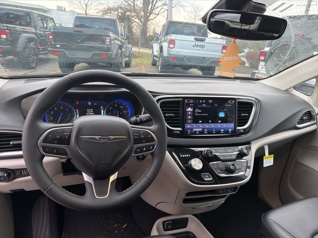 Used 2024 Chrysler Pacifica Touring-L image 9