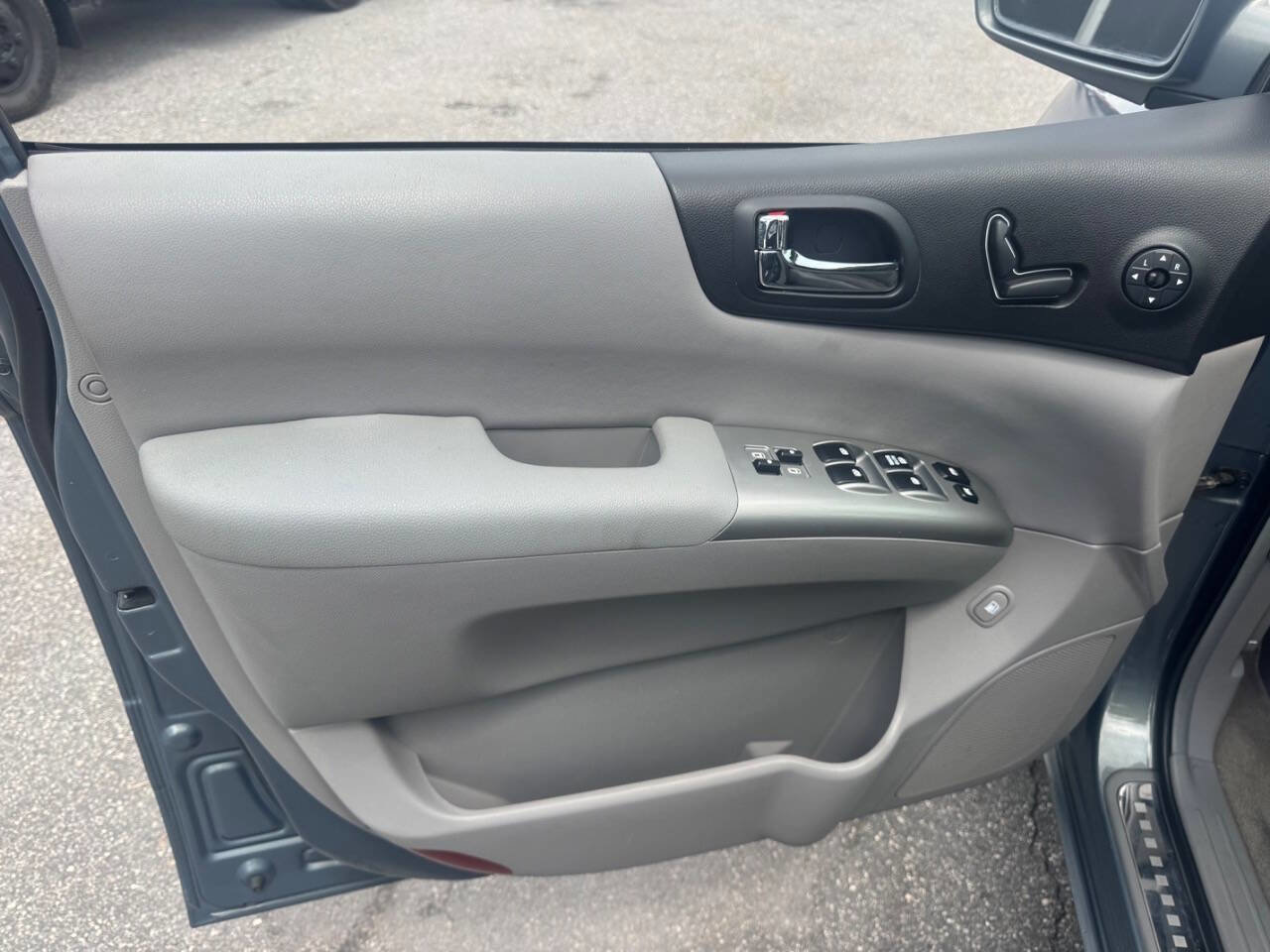 Used 2007 Hyundai Entourage GLS FWD image 22