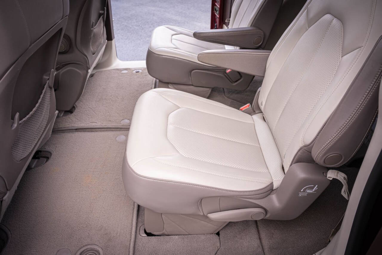 Used 2021 Chrysler Voyager Lxi image 24